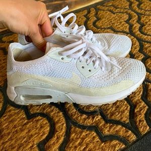 White Nike Air Max Women’s sz 7.5